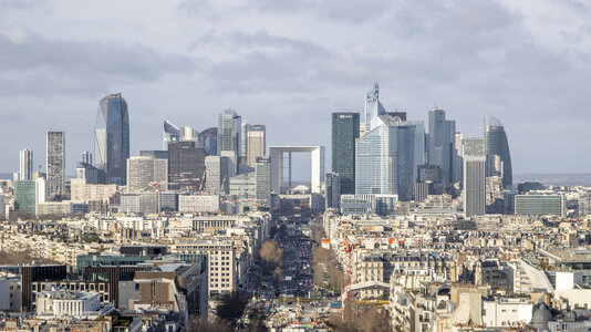 La_Défense_depuis_l'Arc_de_Triomphe_Janvier_2023.jpg