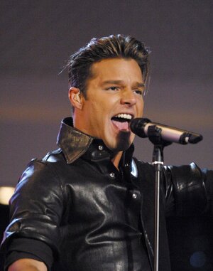 Ricky-Martin-singing-2003.jpg