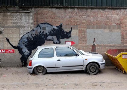 Screenshot 2024-08-12 at 23-10-40 Banksy-Kunstwerk in London Nashorn besteigt Auto - DER SPIEGEL.png