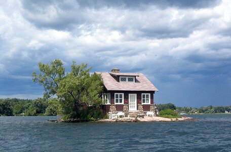 1200px-Thousand_Islands_single_house.jpg