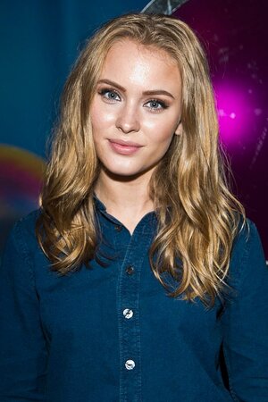 682px-Zara_Larsson_By_Daniel_Åhs.jpg