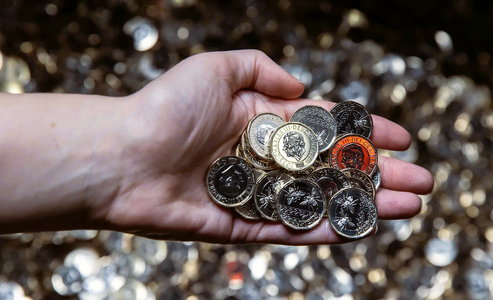 Screenshot 2024-08-20 at 10-39-29 King Charles III. Erste Ein-Pfund-Münzen mit Konterfei des K...png