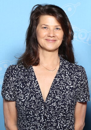 Daphne_Zuniga_Photo_Op_GalaxyCon_Raleigh_2019.jpg