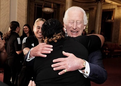 Screenshot 2024-09-12 at 11-12-24 Buckingham-Palast König Charles III. lässt sich von Rugby-Sp...png