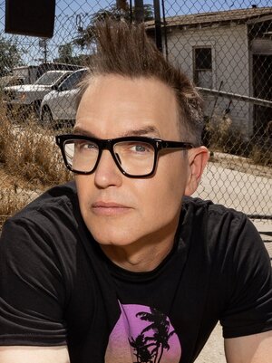Blink-182_-_pressbild_PC_Rory_Kramer_(Mark_Hoppus).jpg