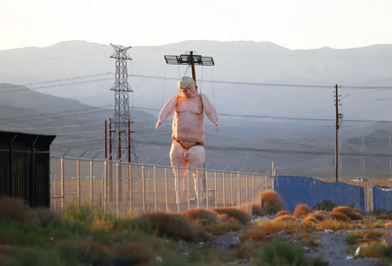 Screenshot 2024-09-30 at 13-07-46 USA Donald Trump als nackte 13-Meter-Statue persifliert - DE...png