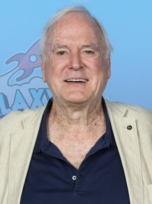 John_Cleese_Photo_Op_GalaxyCon_Richmond_2023.jpg