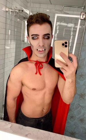 shirtless-halloween-costumes-vampire.jpg