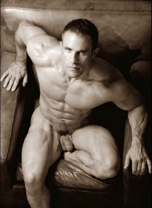 Naked-muscle-man-Alex-Westfalen-8.jpg