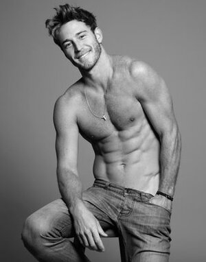 hot-boys-in-jeans-rodrigo-calazans-1178809485.jpg