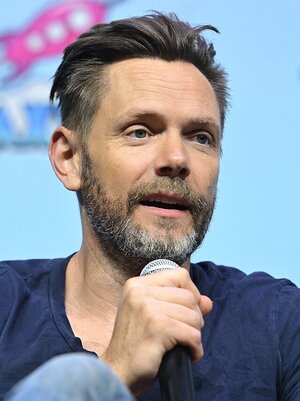 Joel_McHale_(53199285501).jpg