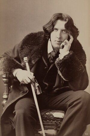 Oscar_Wilde_by_Napoleon_Sarony._Three-quarter-length_photograph,_seated.jpg