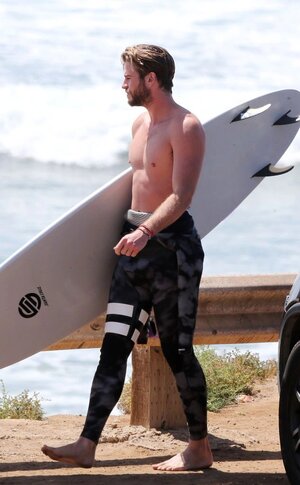 2 liam-hemsworth-surfing..jpg