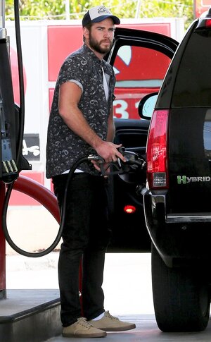 3 Liam-Hemsworth-Malibu.jpg