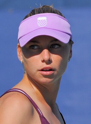 Vera_Zvonareva_at_the_2010_US_Open_01_(cropped).jpg