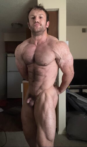 hunk GYoImHOWgAI_stA.jpeg