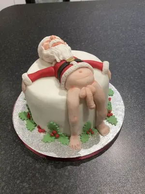 0_PAY-KNM_GRAN_MAKES_NAKED_SANTA_CAKE_10.webp