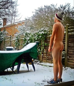1 nudecanadianboy.tumblr_backyard+snow.jpg