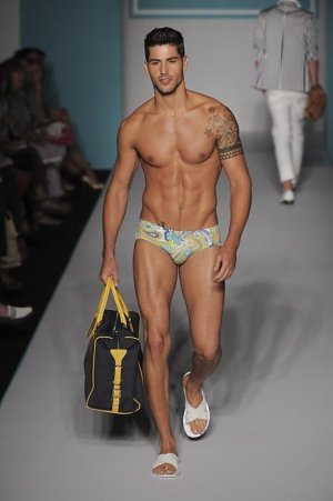 fashion show-enrico coveri ss2010 (01).jpg