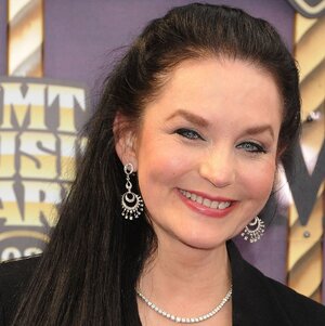 crystal-gayle_GettyImages-179895868_1600x1600.jpg