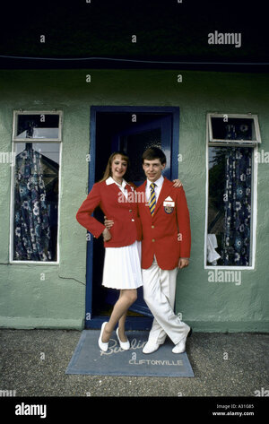redcoats-outside-a-chalet-butlins-holiday-camp-cliftonville-kent-A31G85.jpg