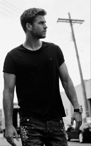 Liam Hemsworth 25208573.jpg