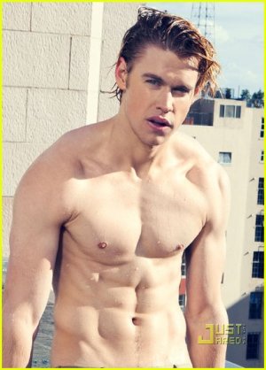 chord-overstreet-shirtless-02.jpg