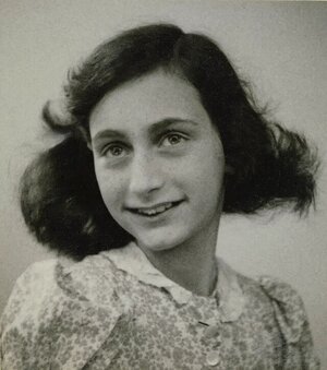 Anne_Frank_passport_photo,_May_1942_(cropped).jpg