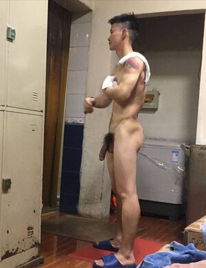 chinese-big-dicked-naked-in-locker-room-1233672998.jpg