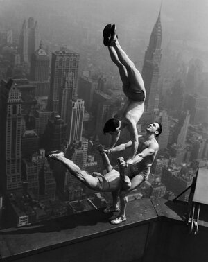 Acrobats on the Empire State Building in 1935.jpg