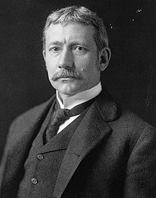 Elihu_Root,_bw_photo_portrait,_1902_(cropped).jpg