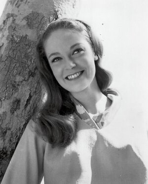 Elizabeth_Hartman_(1966_photo).jpg