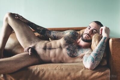 hairy-muscle-blue-eyed-hunk-Marc-from-themalemuse-5-400x267.jpg