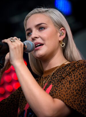 Anne-Marie-4250_(cropped).jpg