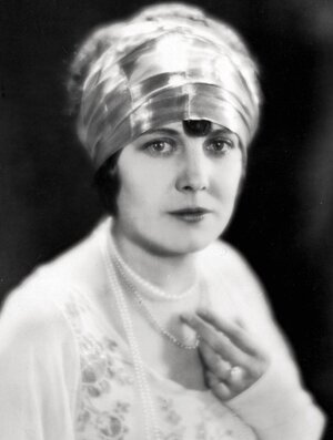 Edna_Purviance,_silent_film_actress_(SAYRE_8372)_B&W.jpg