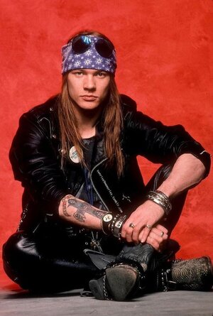 20 Amazing Photos of a Young and Hot Axl Rose in the 1980s.jpeg