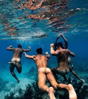 swimming-nude-ladz-6.jpeg