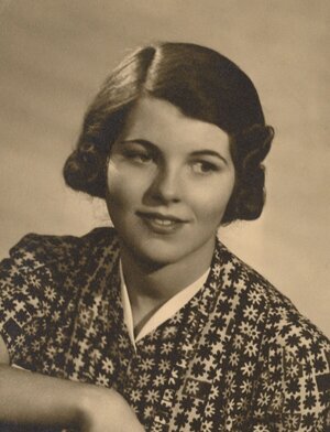 Portrait_of_Rosemary_Kennedy_on_June_30,_1938_(cropped).jpg