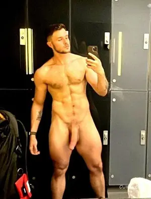 locker-room-cock-selfie(4).webp