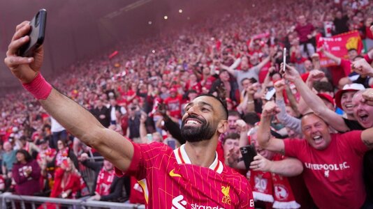 Mo Salah selfie with the fans.jpg