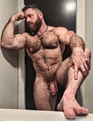 hairy muscle hunk 04.jpg