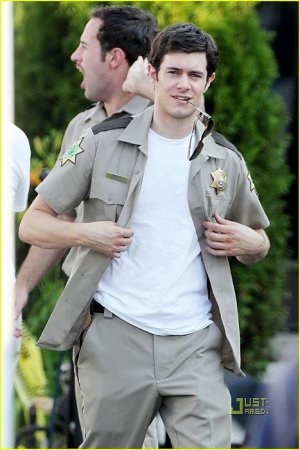 Adam-Brody-On-Set-Scream-4-adam-brody-13858517-816-1222.jpg