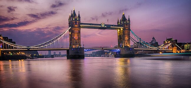 Tower_Bridge_dawn.jpg