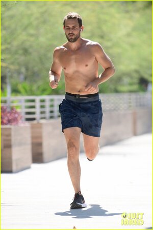 nick-viall-goes-shirtless-on-run-in-la-01.jpg