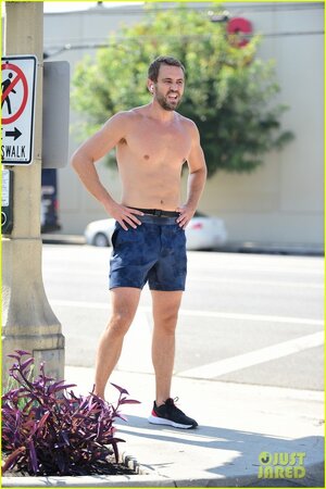 nick-viall-goes-shirtless-on-run-in-la-13.jpg