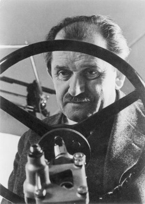 Bundesarchiv_Bild_183-2005-1017-525,_Dr._Ferdinand_Porsche.jpg
