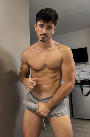 under NfWIAAa2hx.jpg