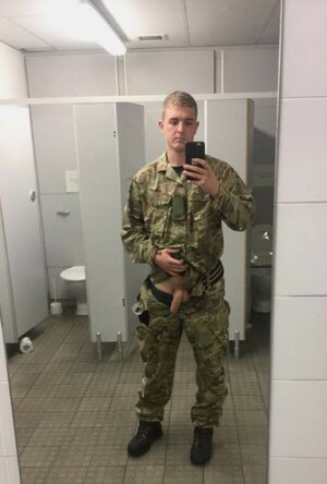 soldier-dick-selfie-in-lockerroom-e1495491397420.jpg