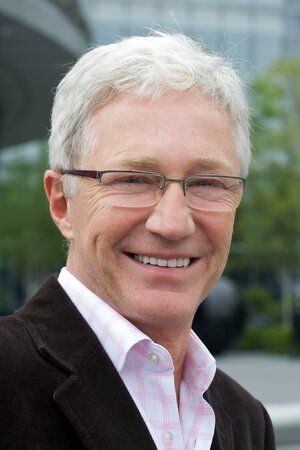 Paul_O'Grady,_April_2009_cropped.jpg