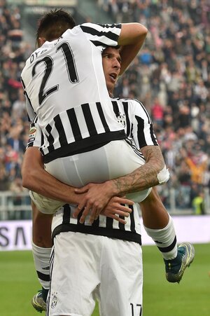Mario Mandžukić holds Paulo Dybala 2015.jpeg